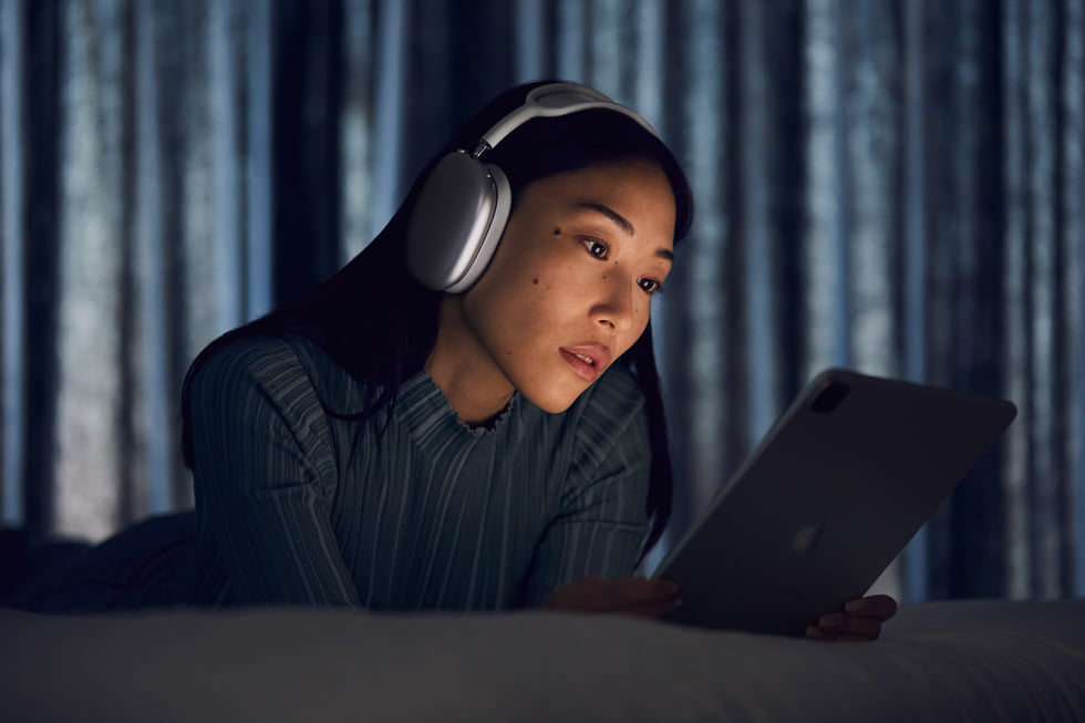 apple airpods-max listening-experience-2 12082020 big carousel jpg large apple airpods-max listening-experience-2 12082020 big carousel jpg large