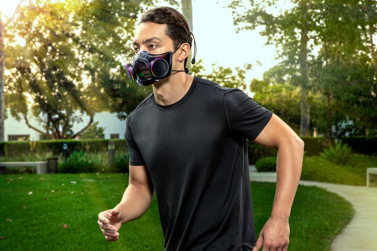 Cea mai inteligentă și mai modernă mască purificatoare vine de la Razer. Cât costă gadgetul care îți poate salva viața?