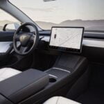 Tesla rezistă în fața crizei de componente, dar începe să vândă mașini fără porturi USB