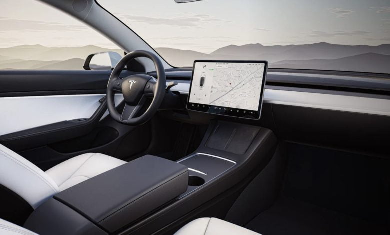  Tesla rezistă în fața crizei de componente, dar începe să vândă mașini fără porturi USB