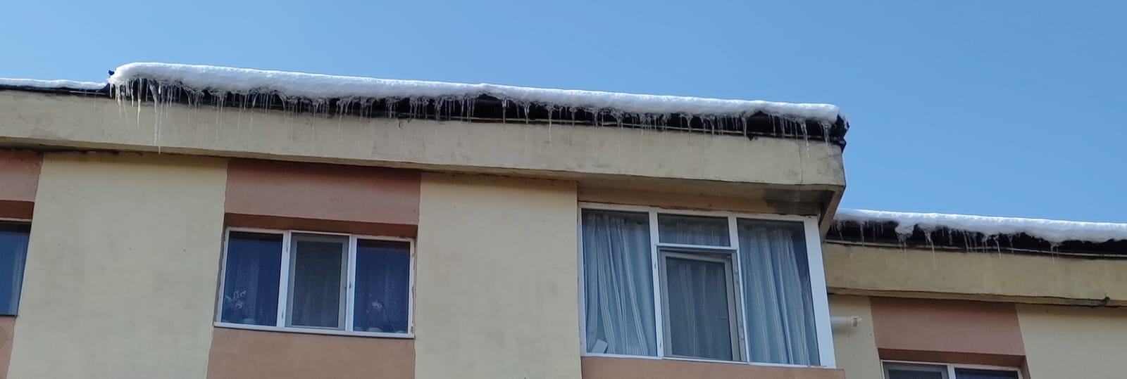 Atentie, cad blocuri de gheata de pe cladiri! WhatsApp Image 2023-02-08 at 13.27.36(1)